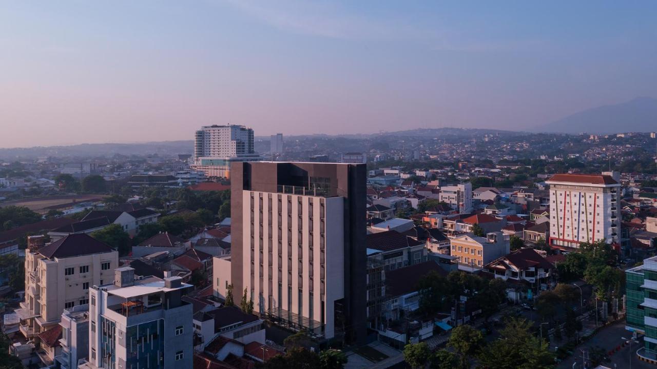 Rez Hotel Semarang Exteriör bild