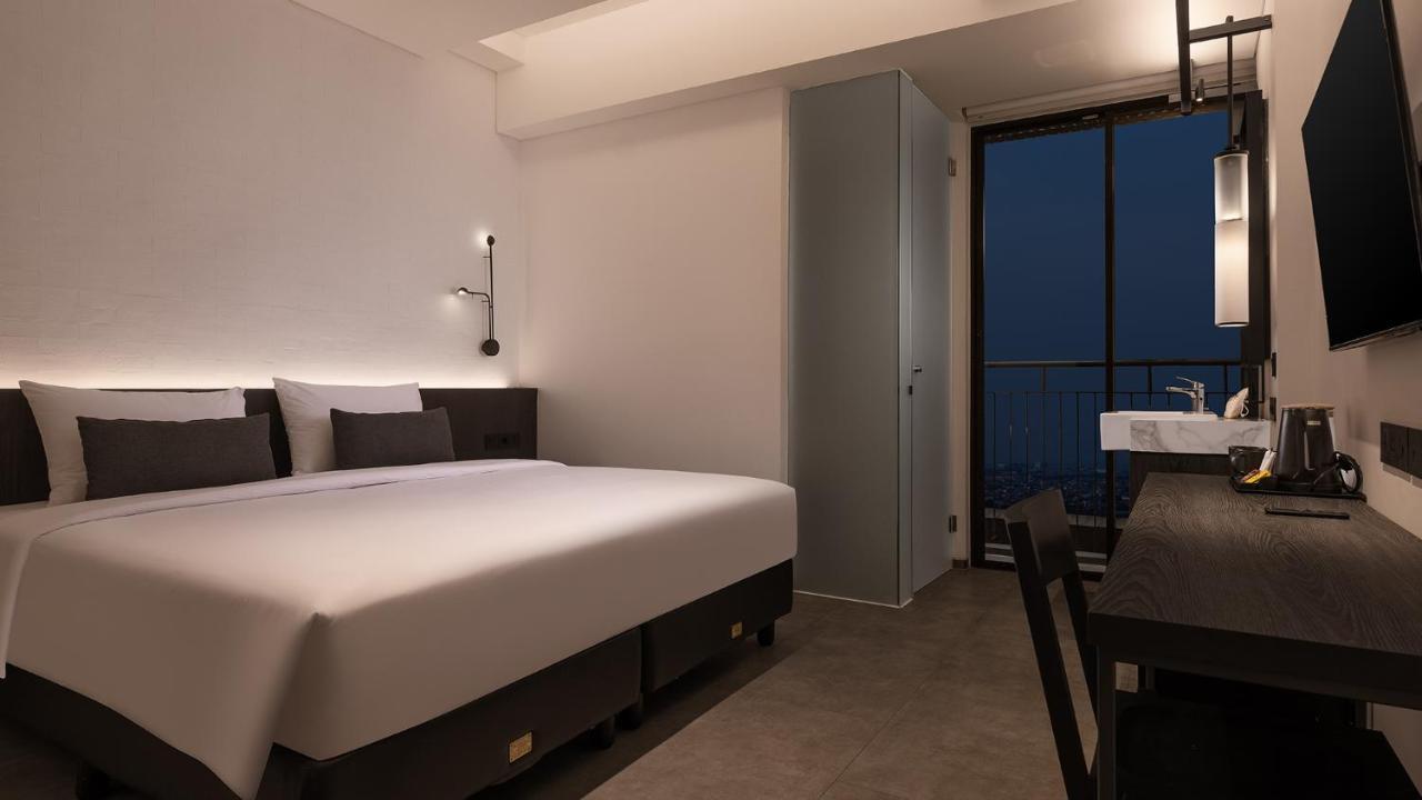 Rez Hotel Semarang Exteriör bild