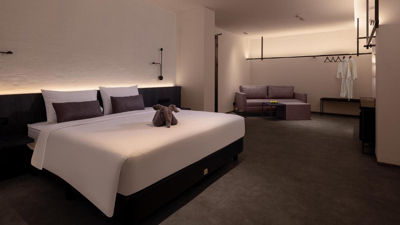 Rez Hotel Semarang Exteriör bild