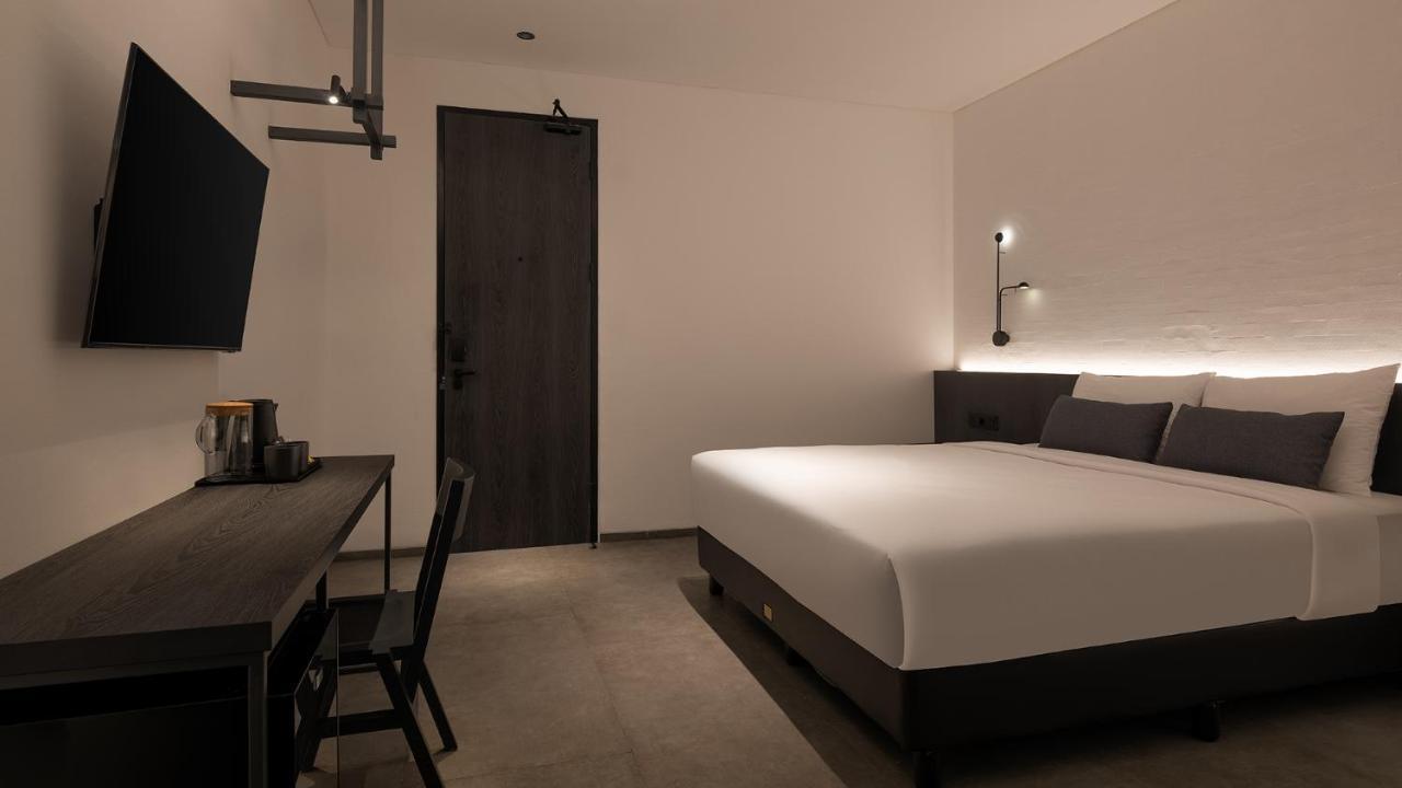 Rez Hotel Semarang Exteriör bild